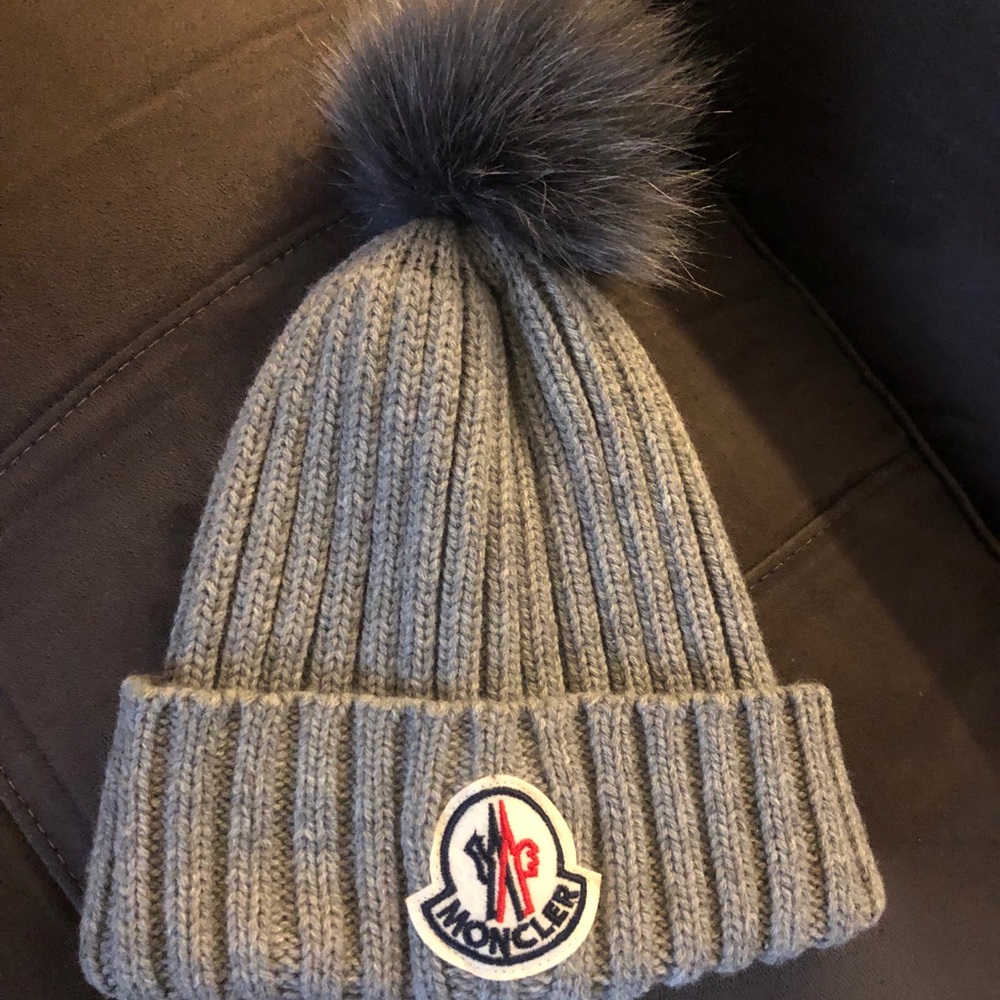 Moncler ribbed women’s beanie in grey